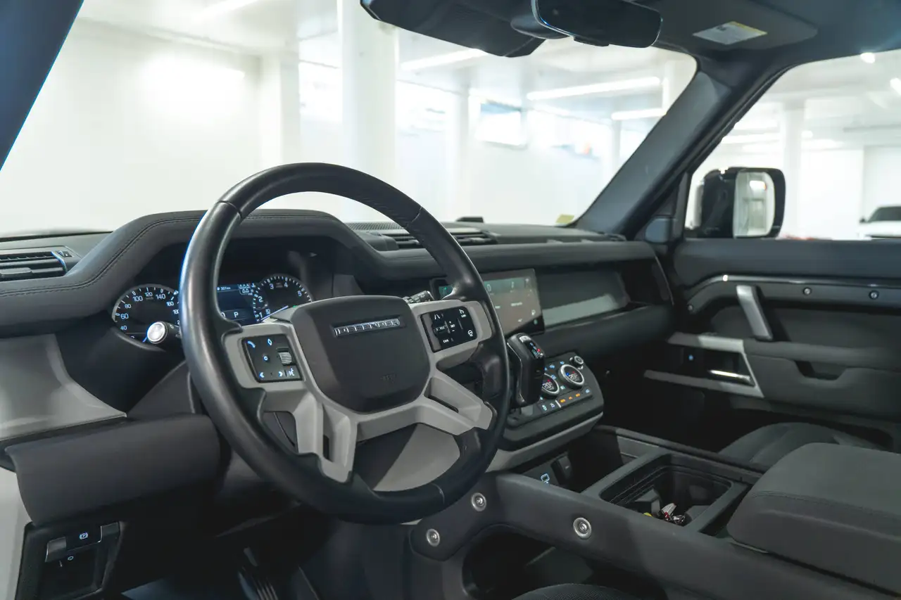 Land Rover Defender - Image 2