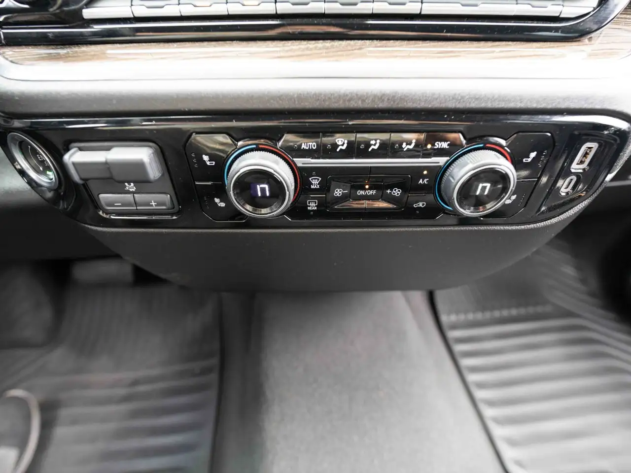 Chevrolet Silverado 1500 - Image 18
