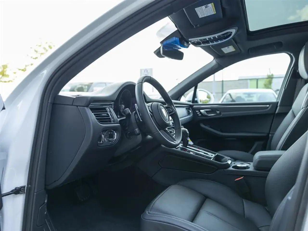 Porsche Macan - Image 13