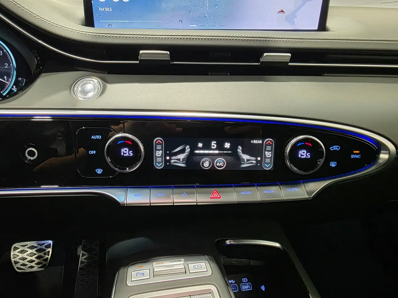 Genesis GV70 - Image 24