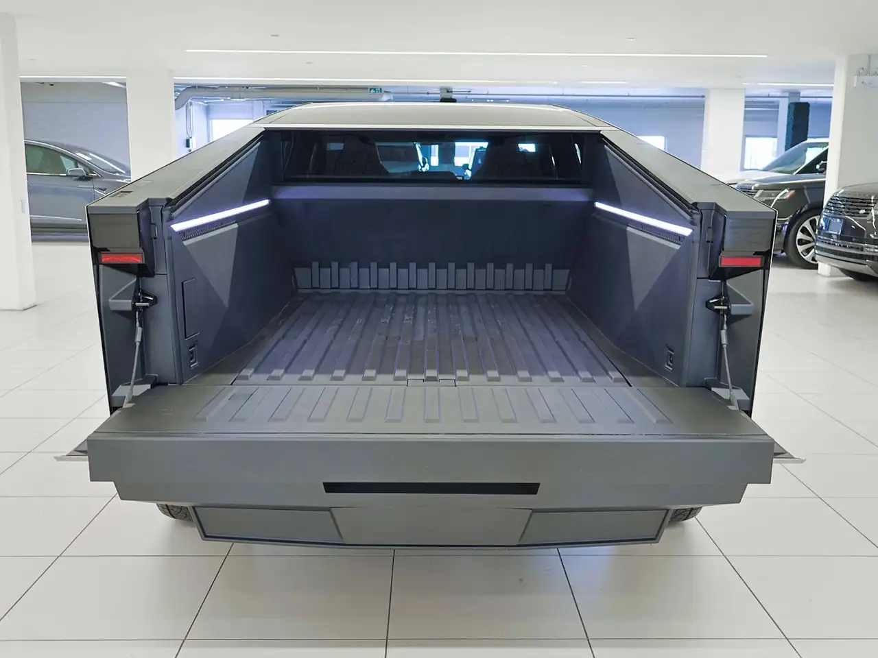Tesla Cybertruck - Image 25