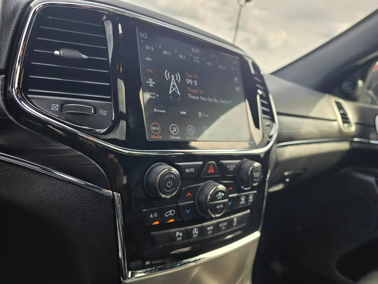 Jeep Grand Cherokee - Image 20