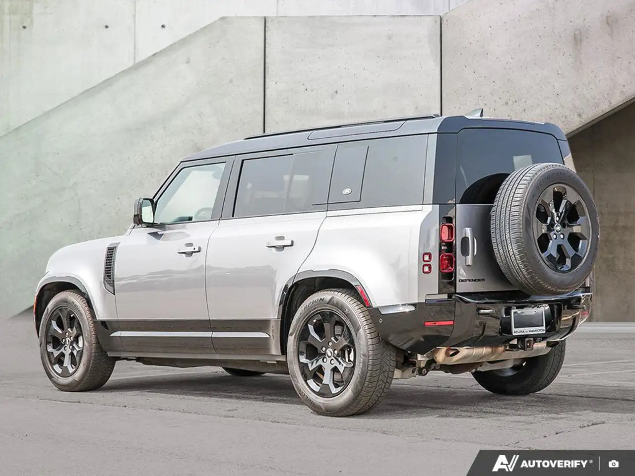 Land Rover Defender - Image 3