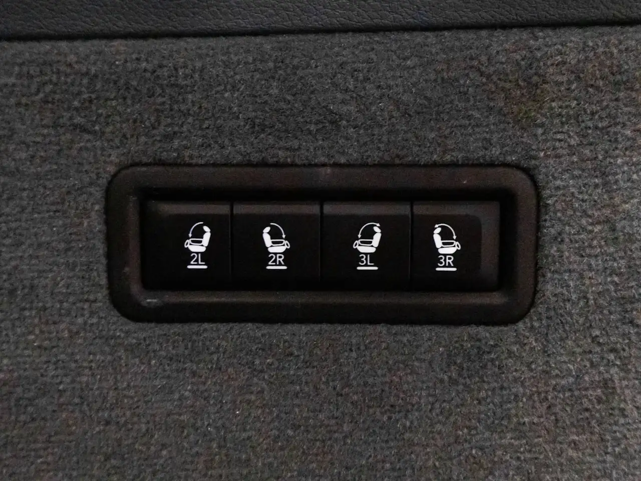 Jeep Grand Wagoneer - Image 12