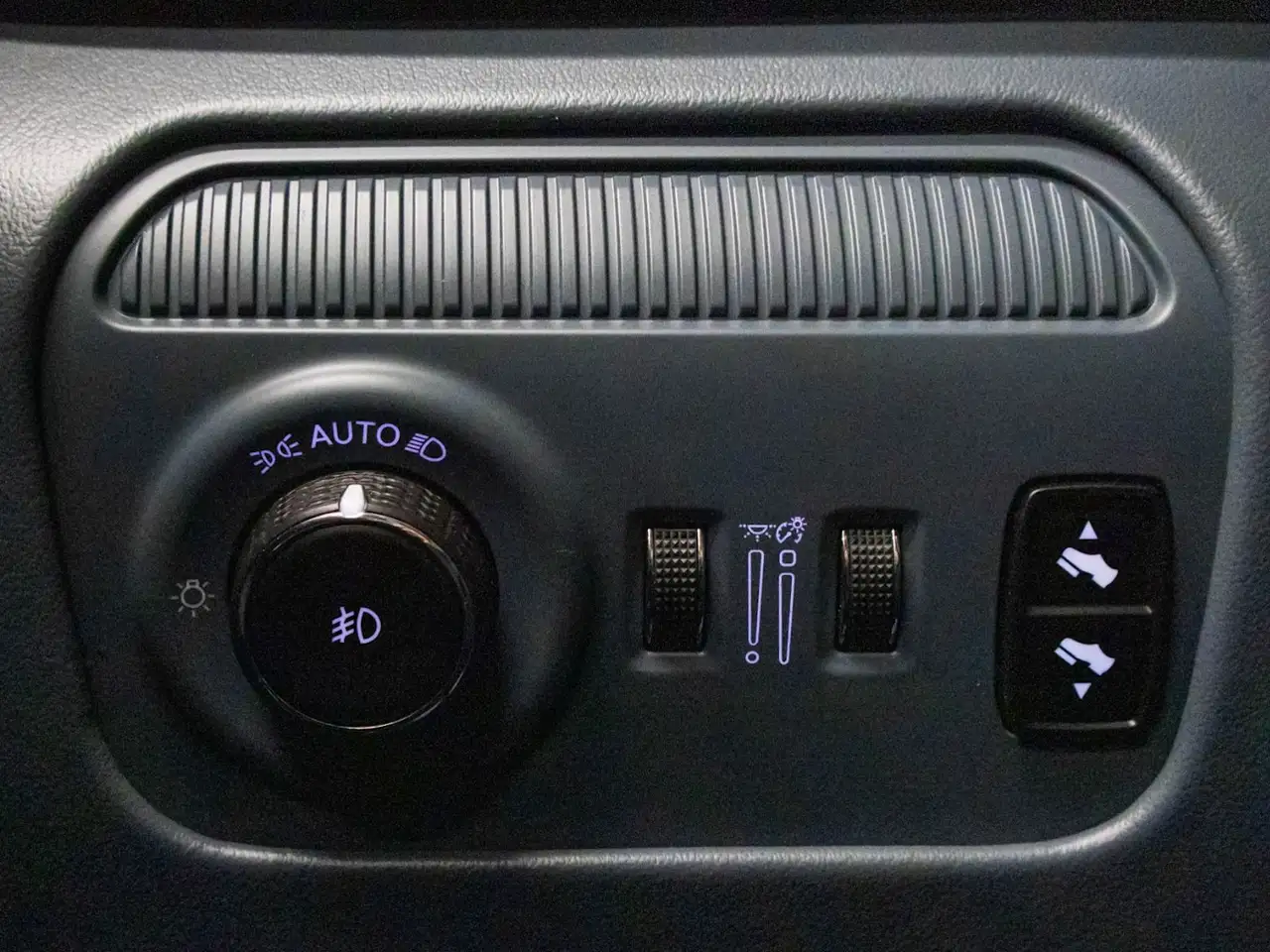 Jeep Grand Wagoneer - Image 27