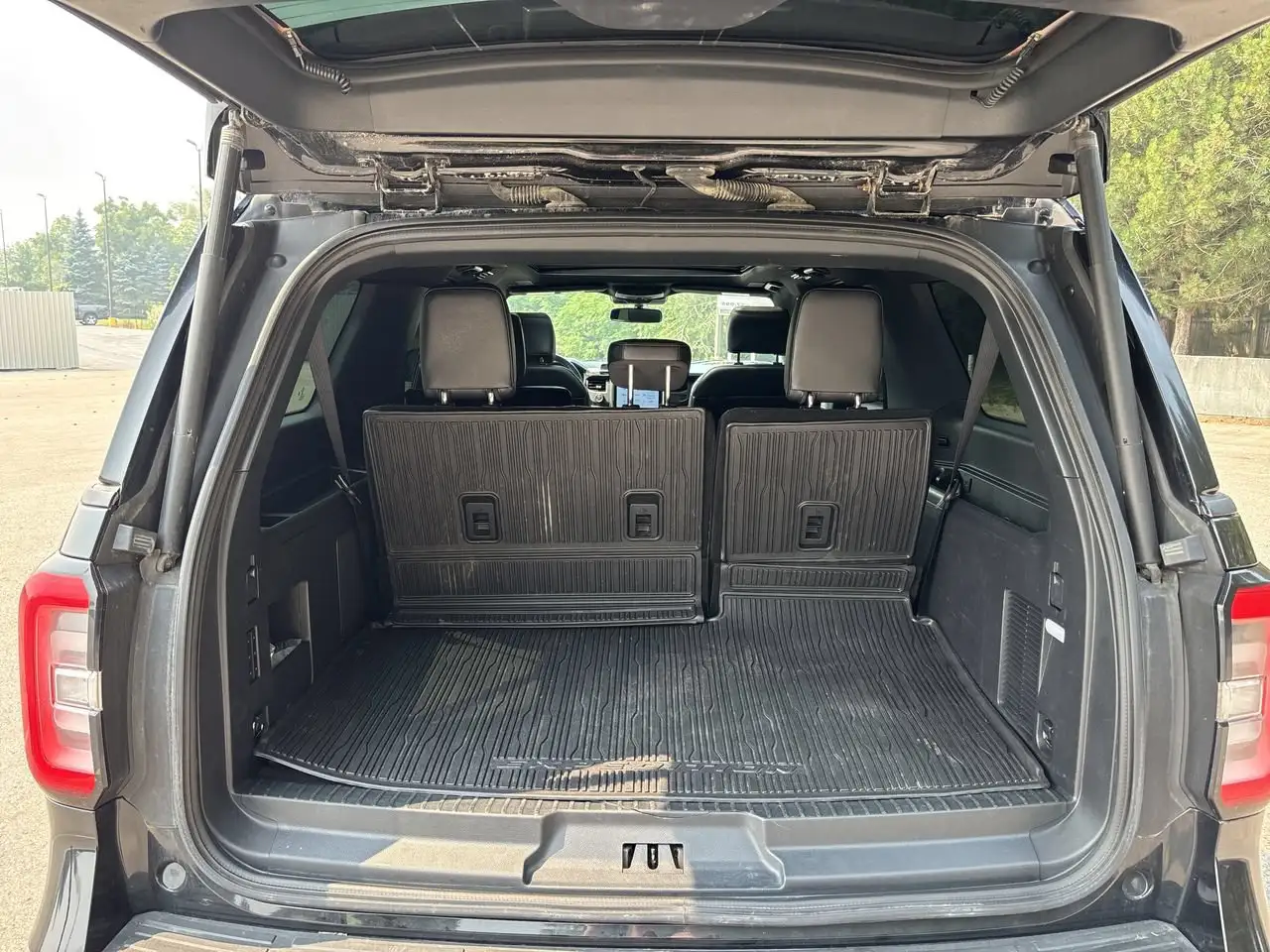 Ford Expedition - Image 20