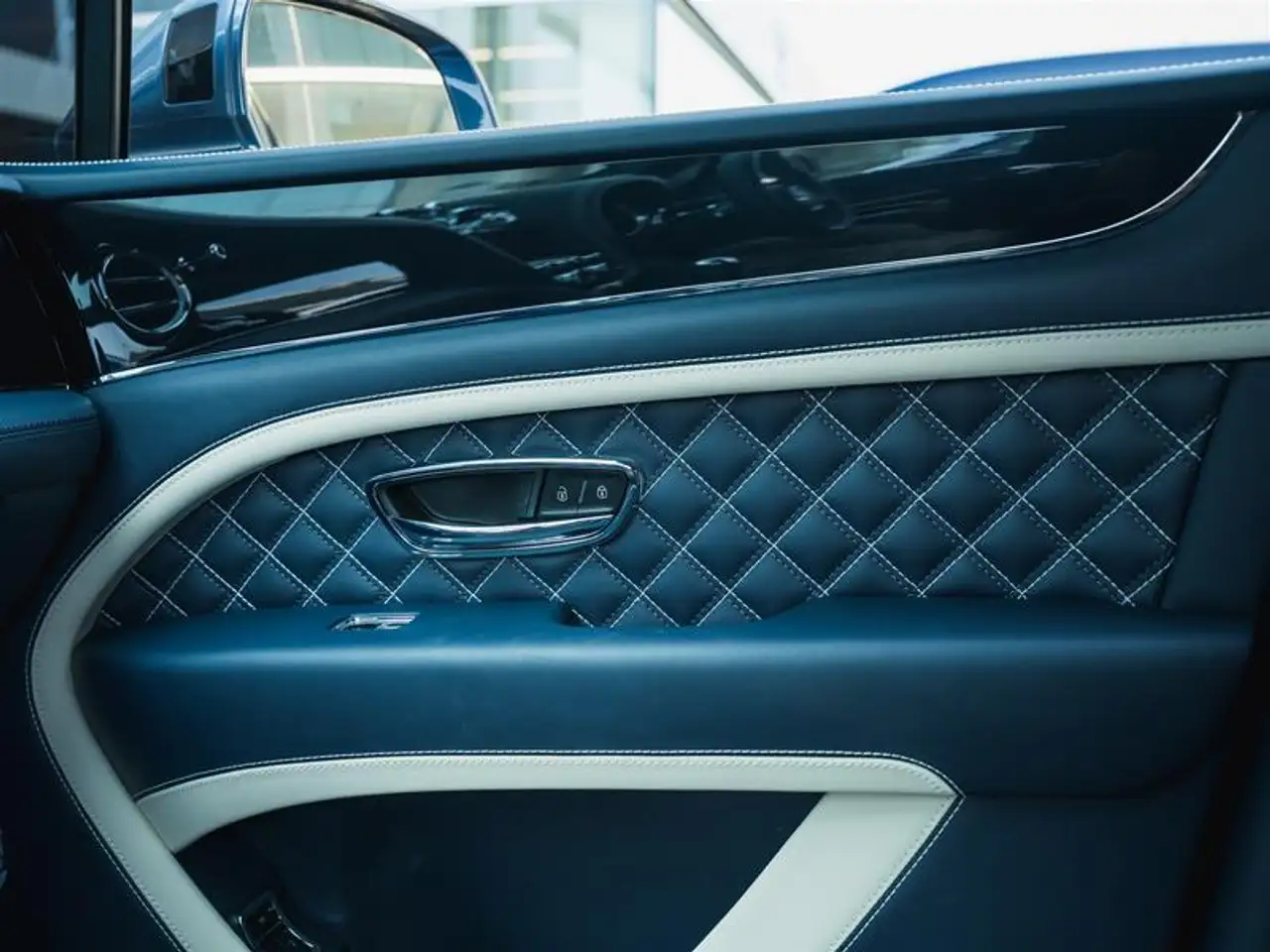Bentley Bentayga - Image 30