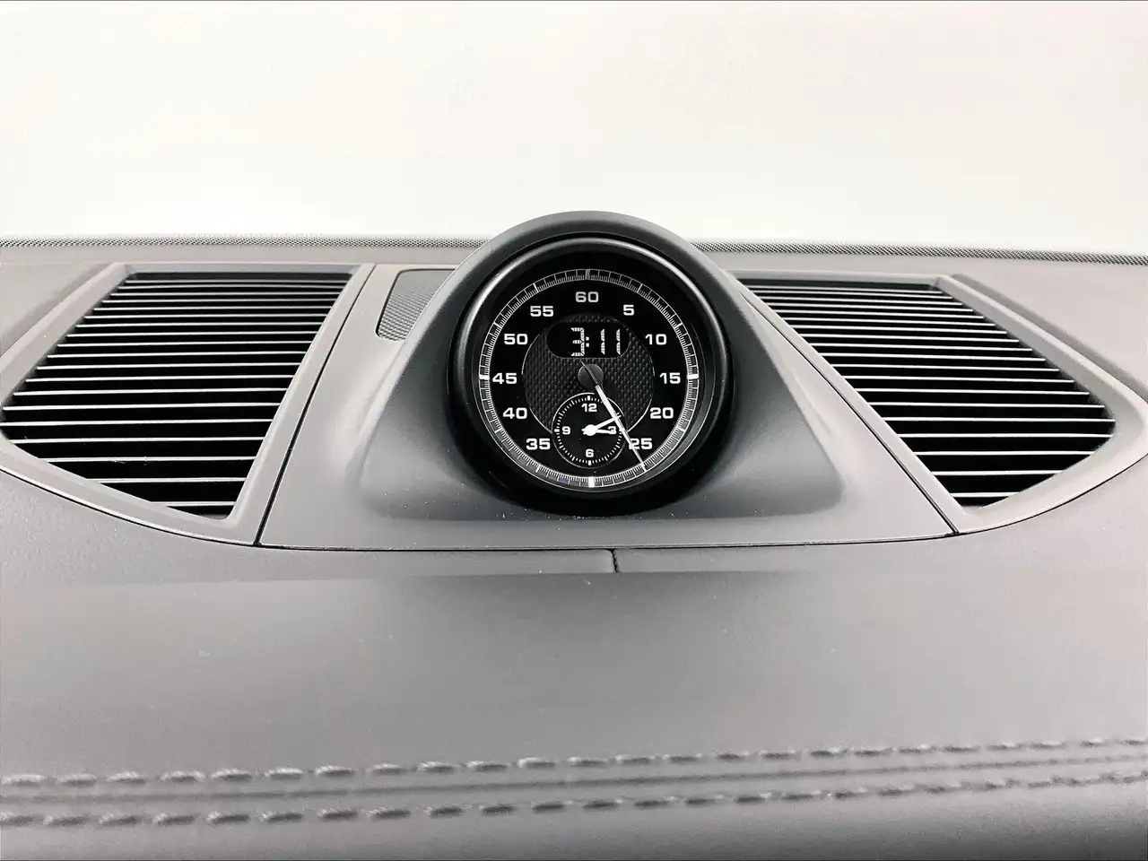 Porsche Macan - Image 25