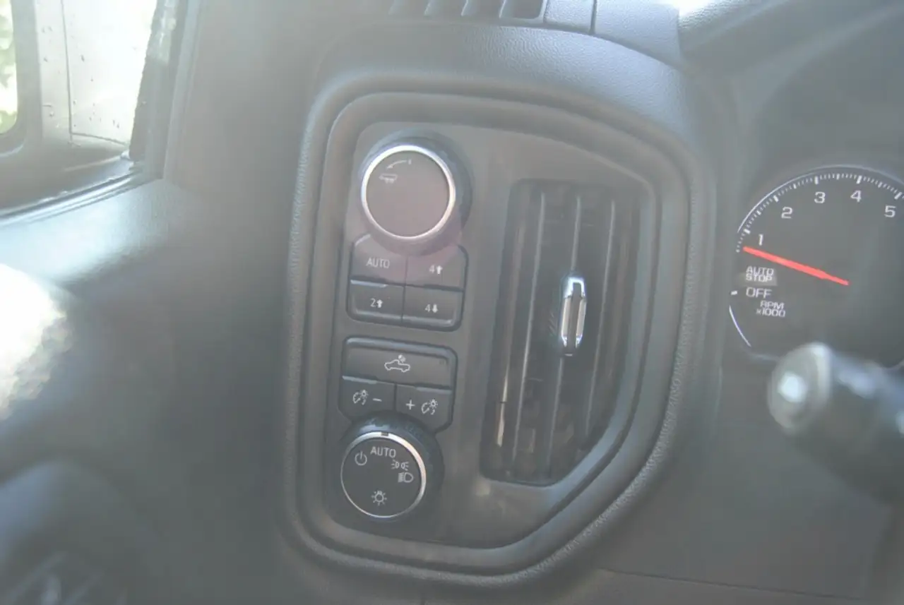 Chevrolet Silverado 1500 - Image 21