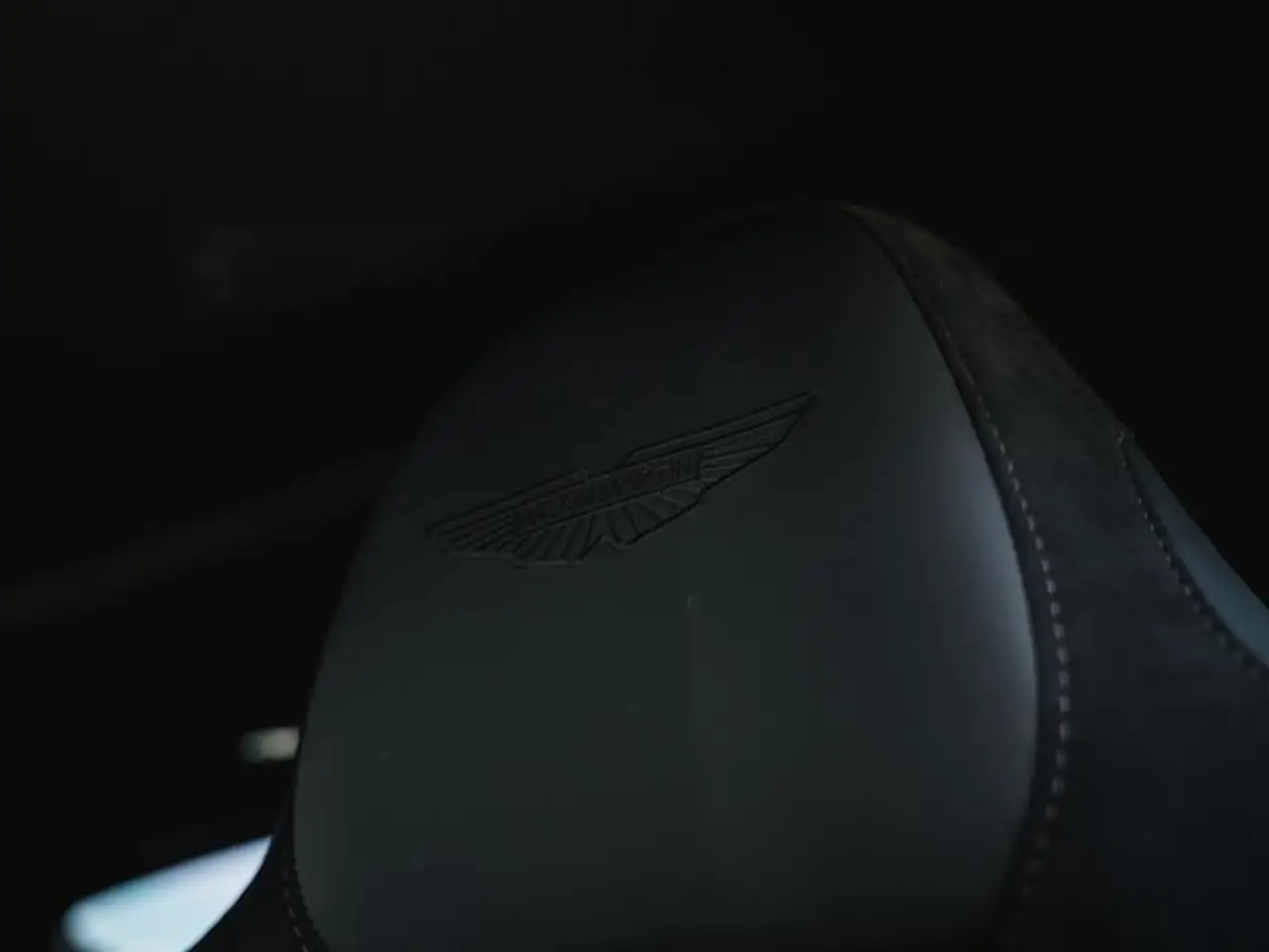 Aston Martin Vantage - Image 11
