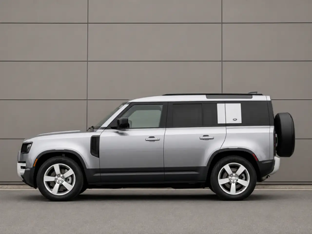 Land Rover Defender - Image 3
