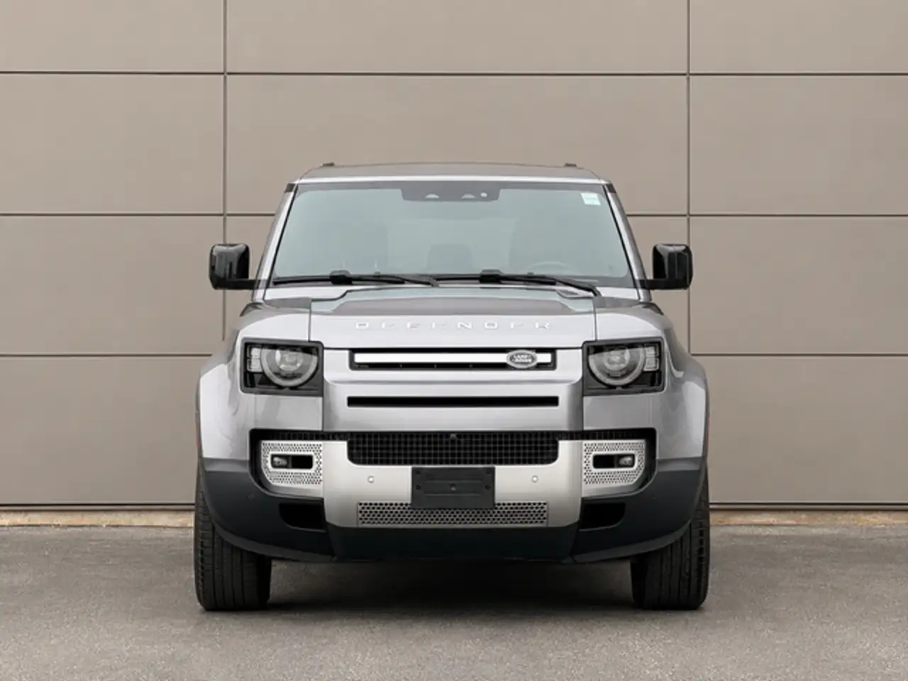 Land Rover Defender - Image 2