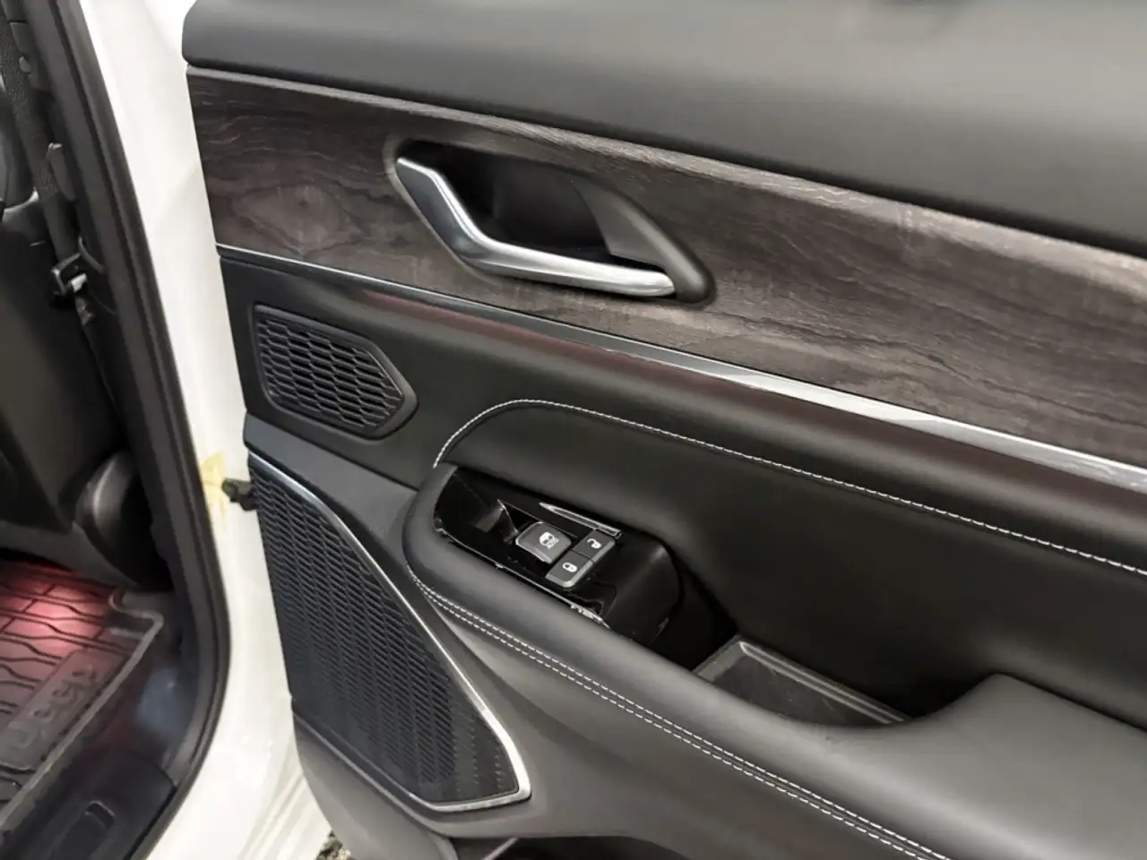 Jeep Grand Cherokee - Image 27