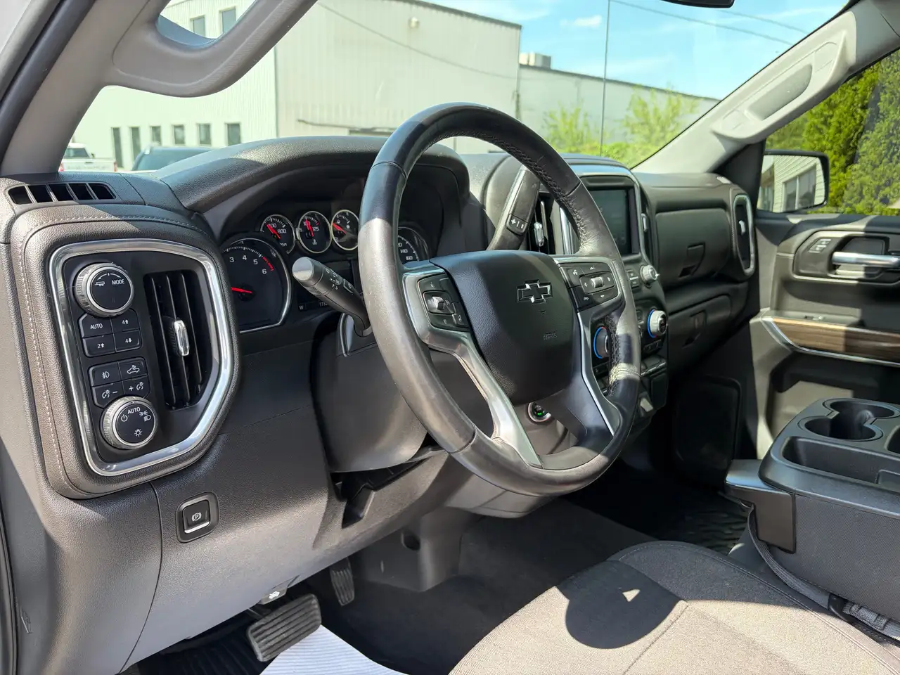 Chevrolet Silverado 1500 - Image 9
