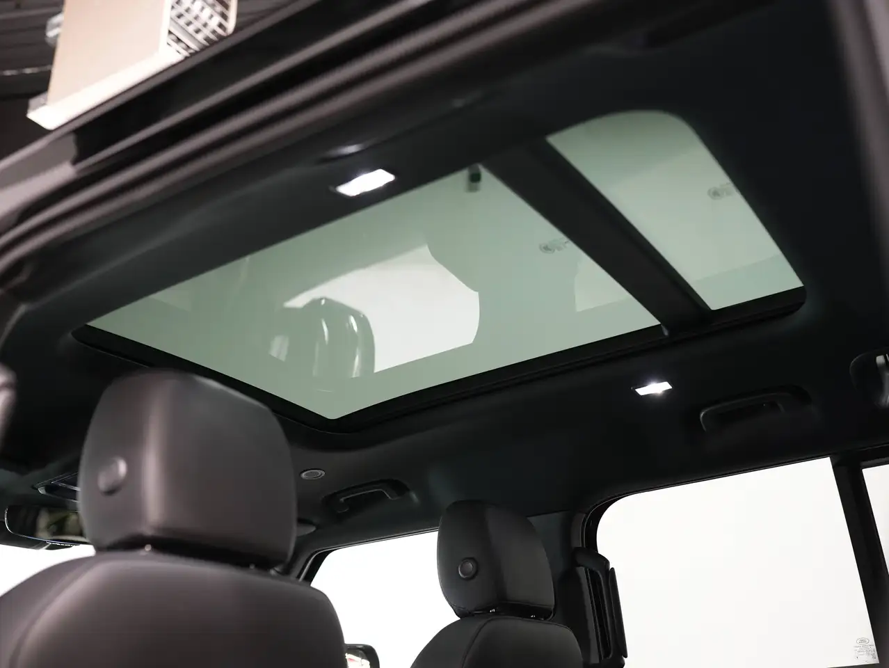 Land Rover Defender - Image 26
