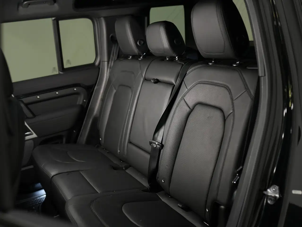 Land Rover Defender - Image 17