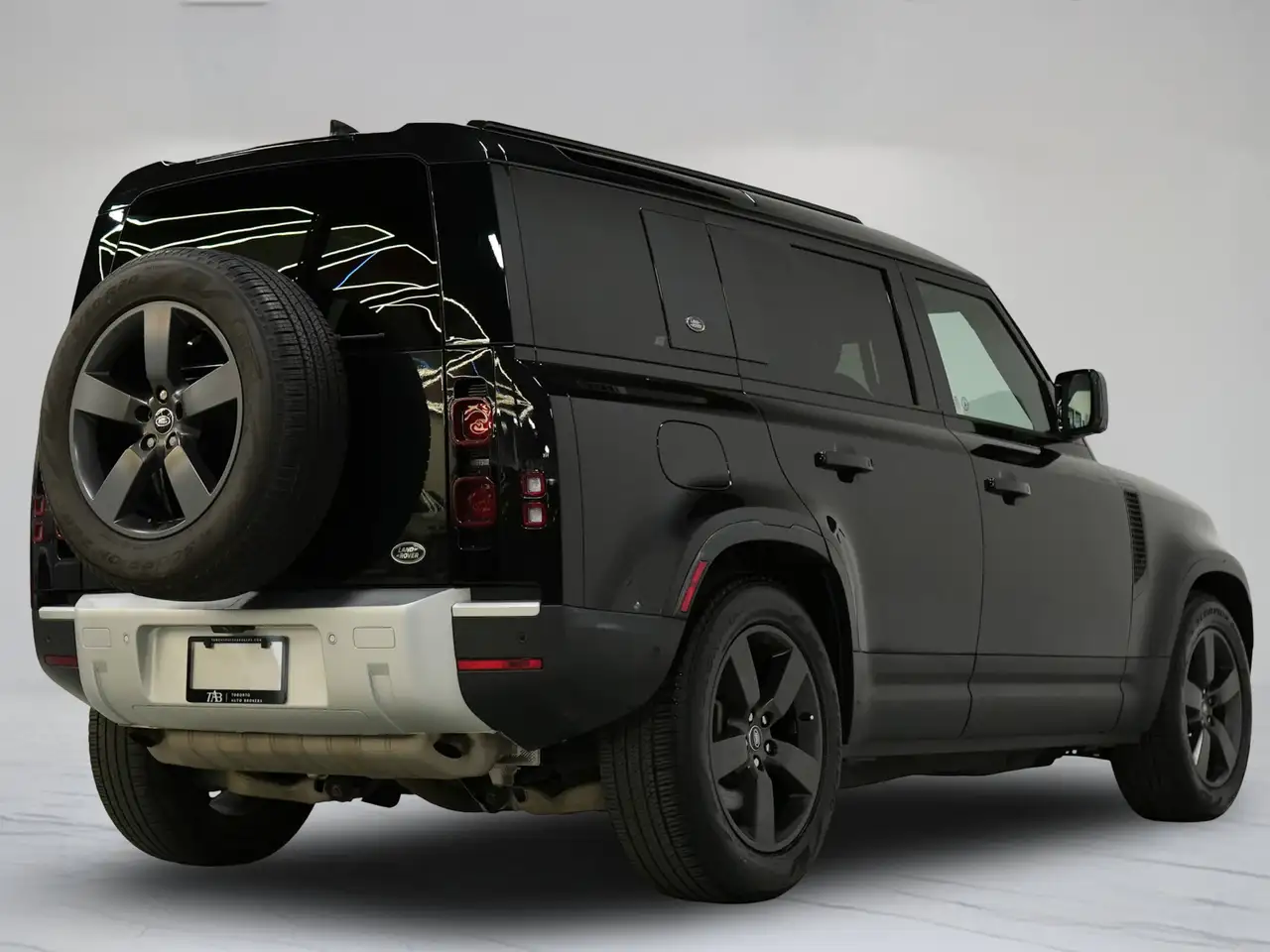 Land Rover Defender - Image 4