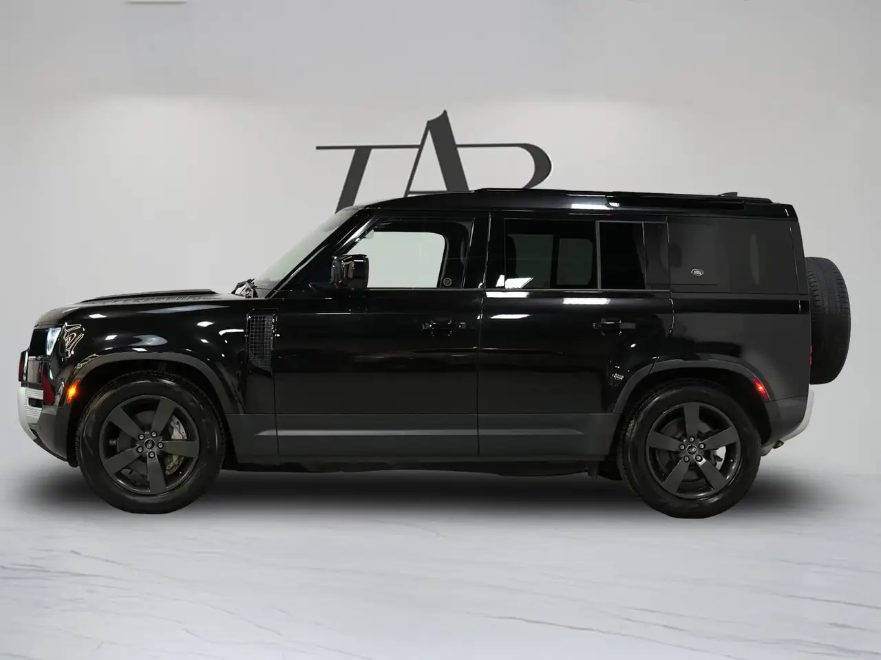 Land Rover Defender - Image 30