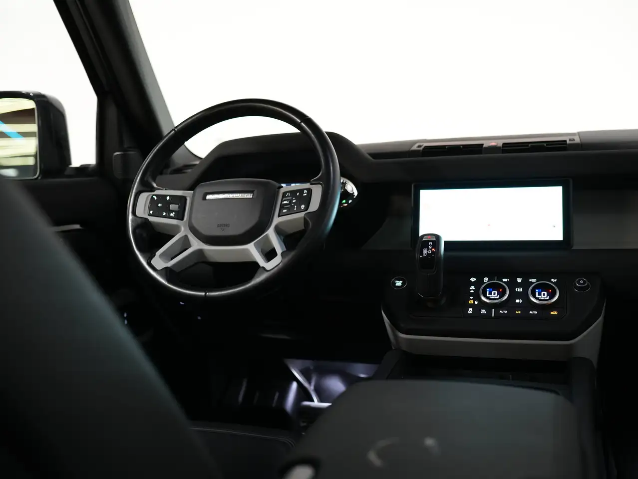 Land Rover Defender - Image 20
