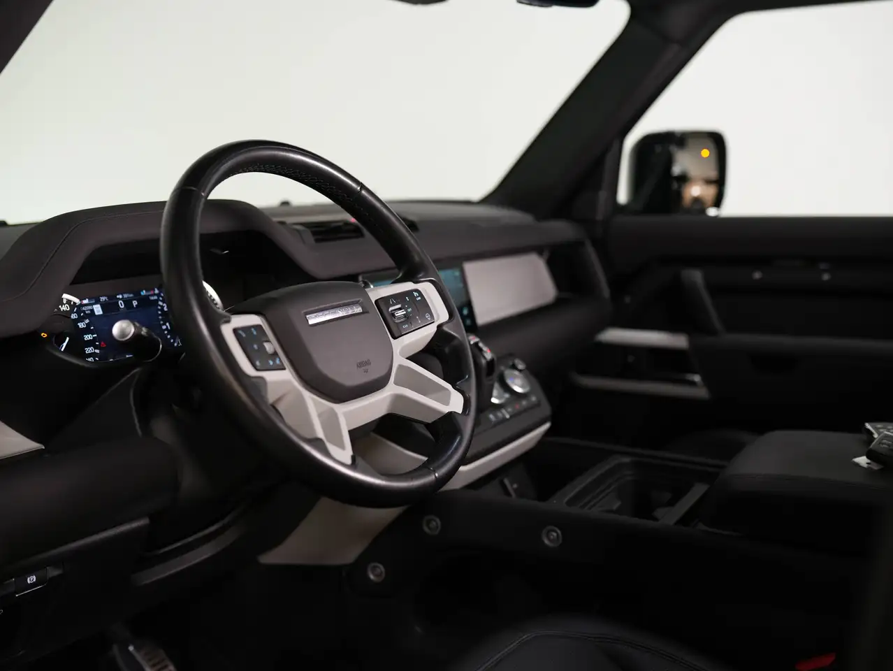 Land Rover Defender - Image 9