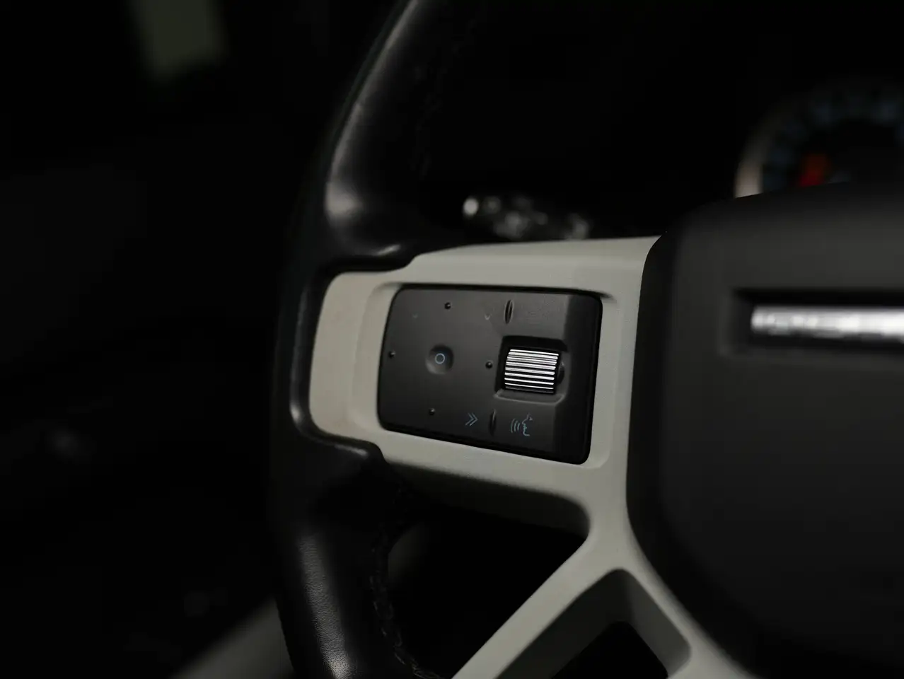 Land Rover Defender - Image 10