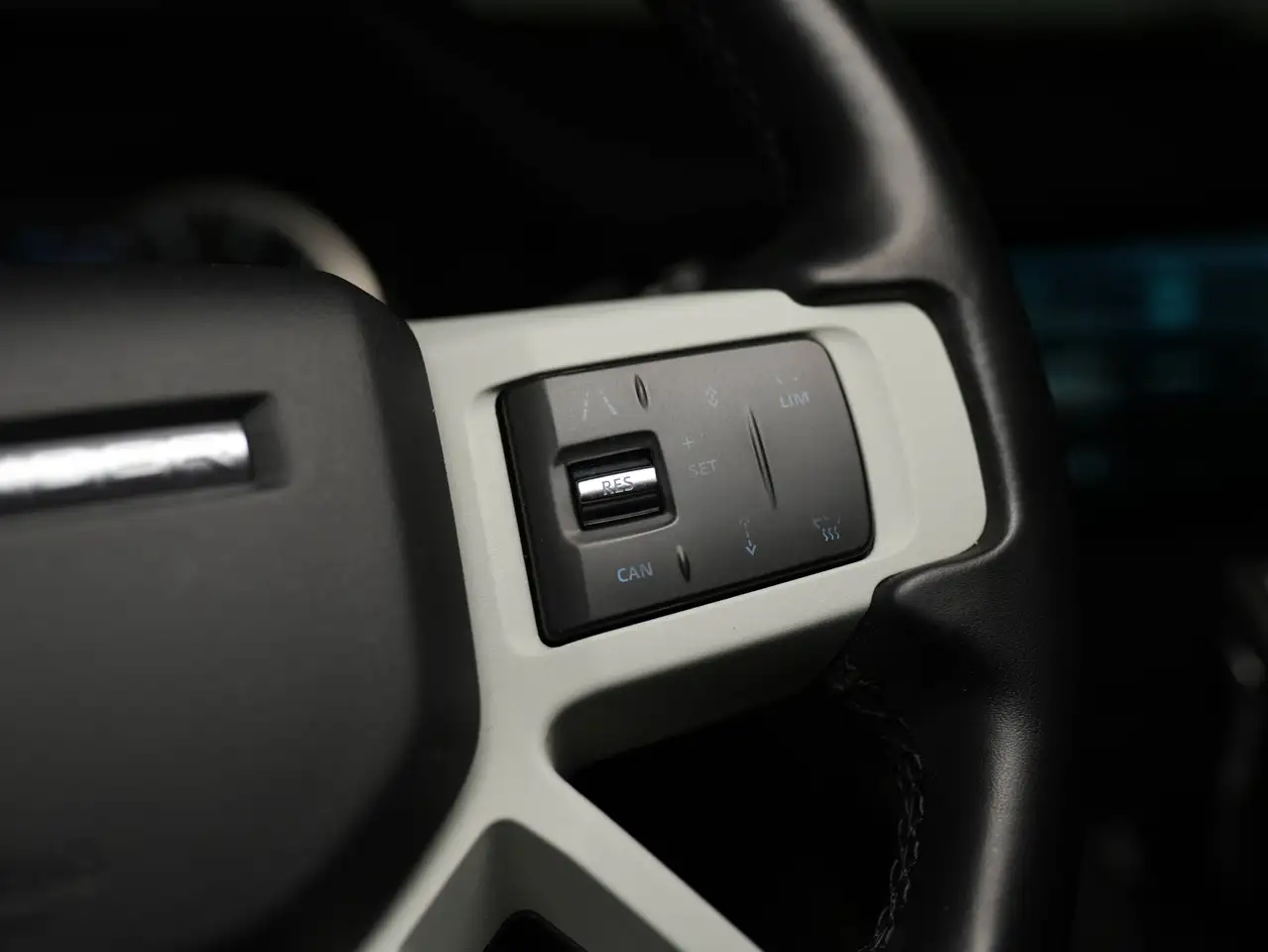 Land Rover Defender - Image 11