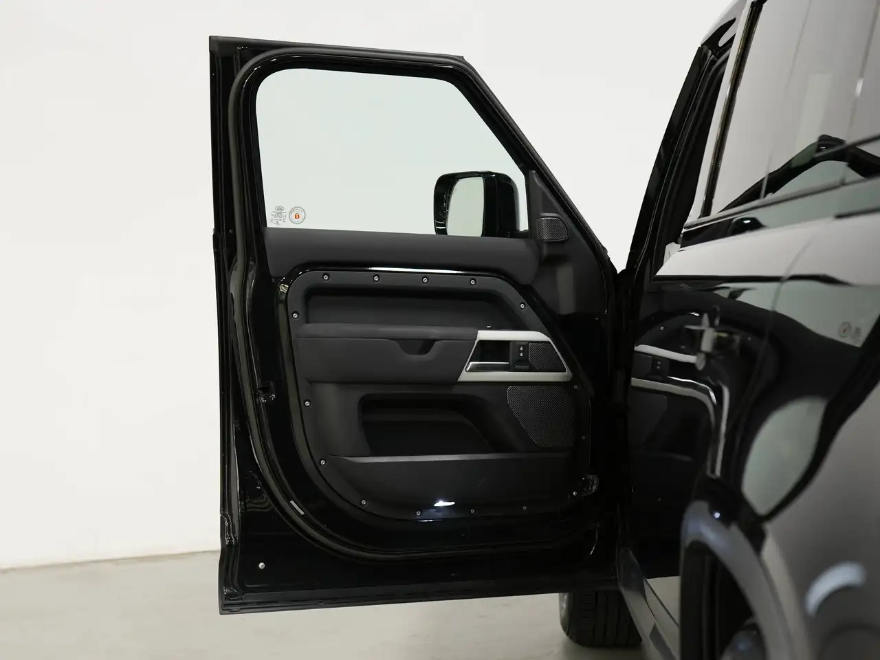 Land Rover Defender - Image 8