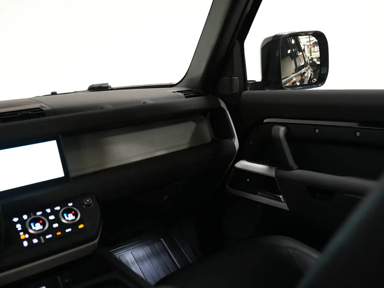 Land Rover Defender - Image 23