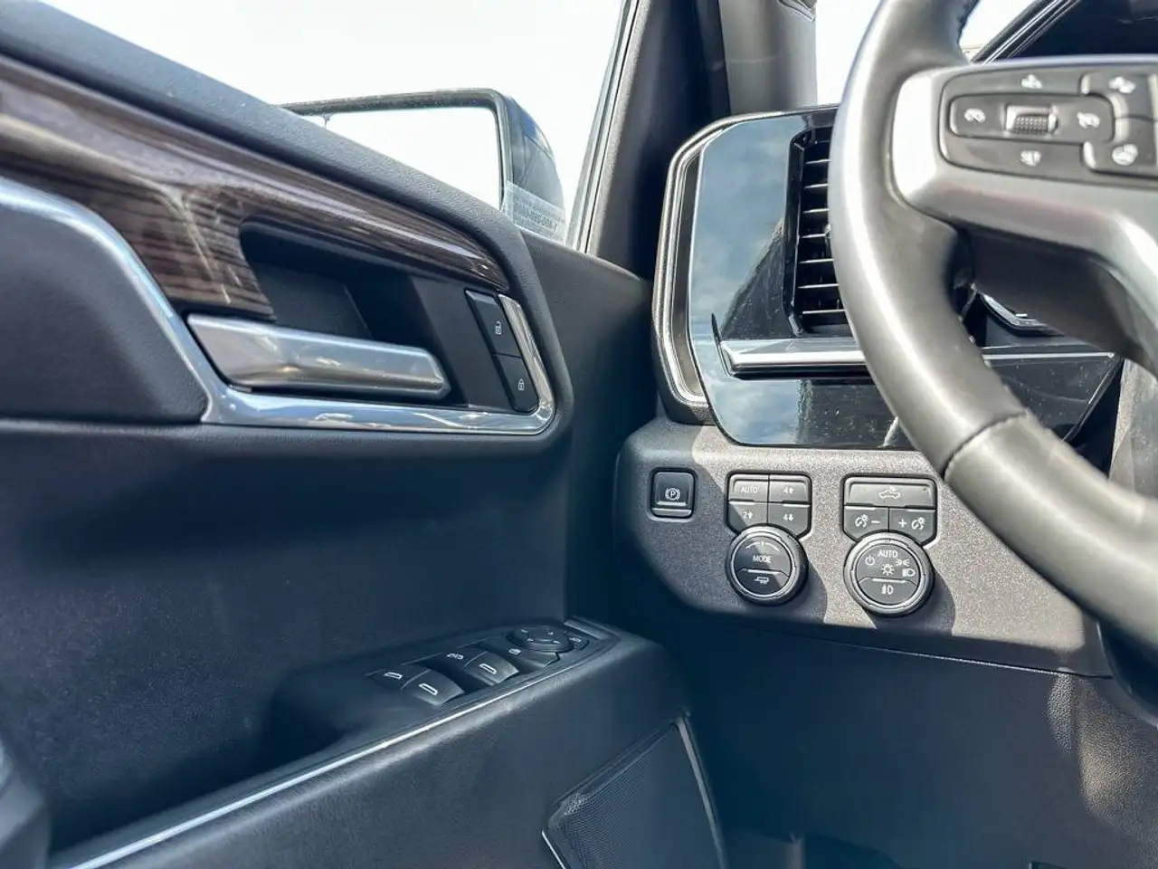 Chevrolet Silverado 1500 - Image 22
