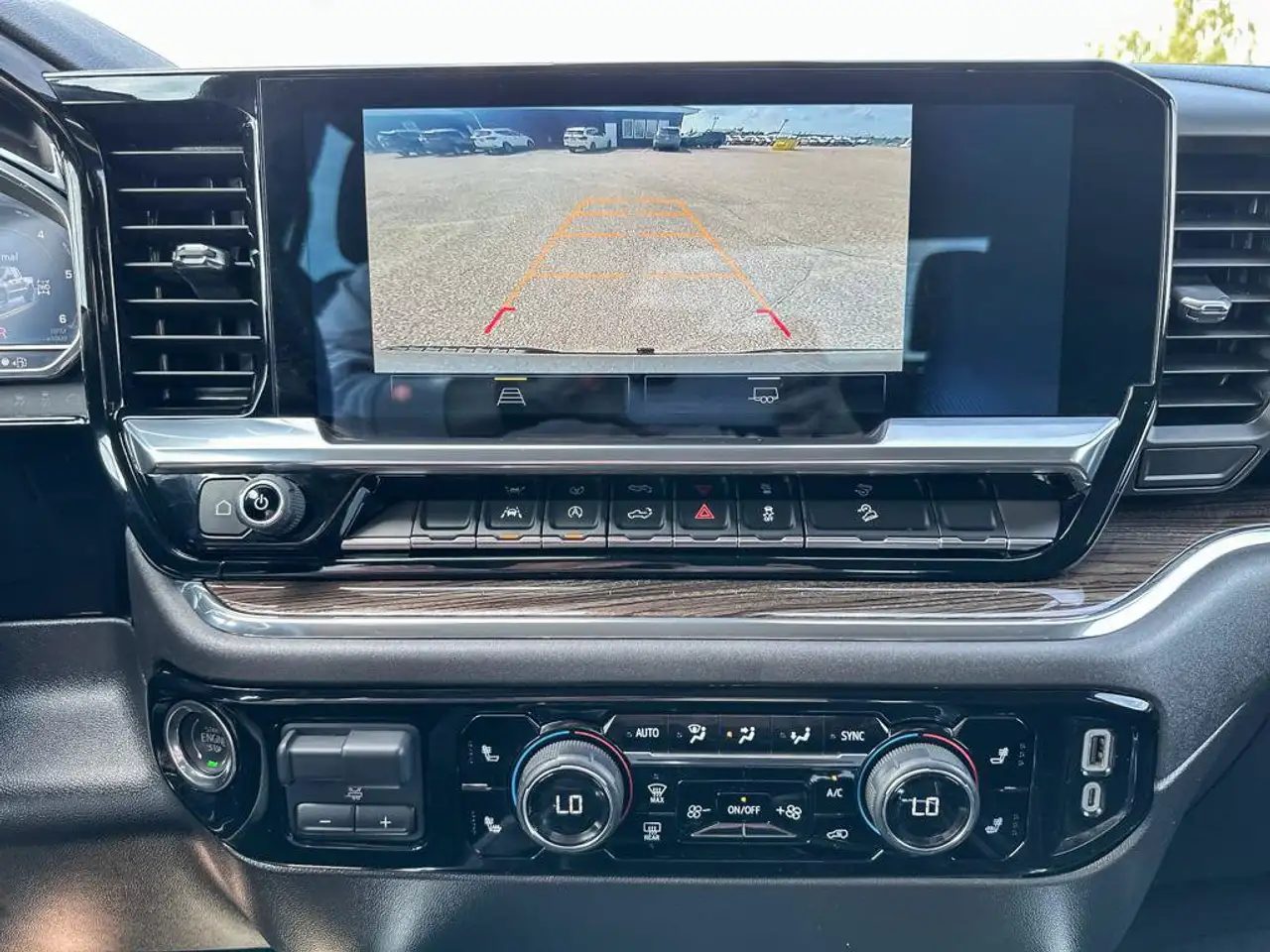 Chevrolet Silverado 1500 - Image 24