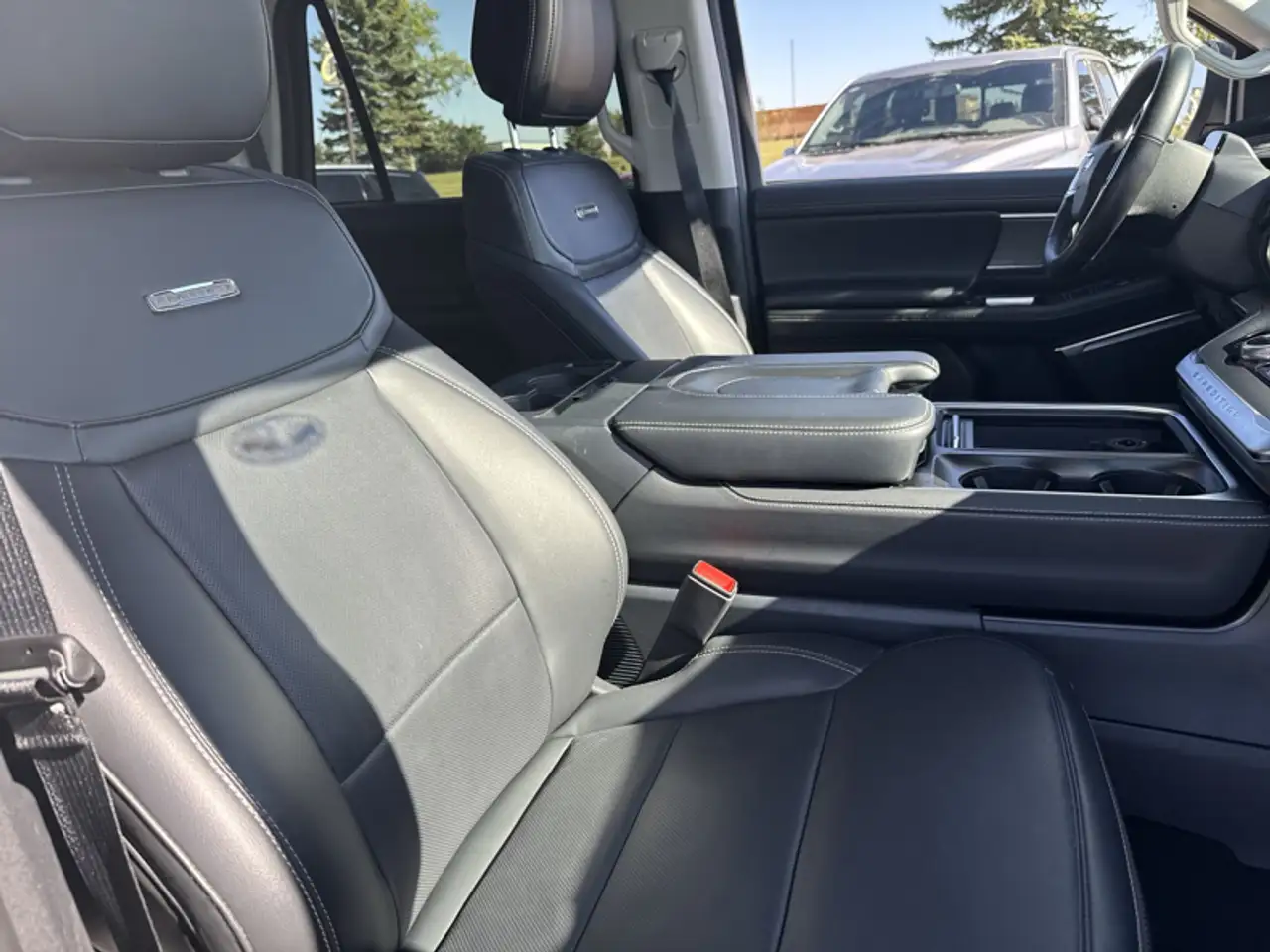 Ford Expedition - Image 28