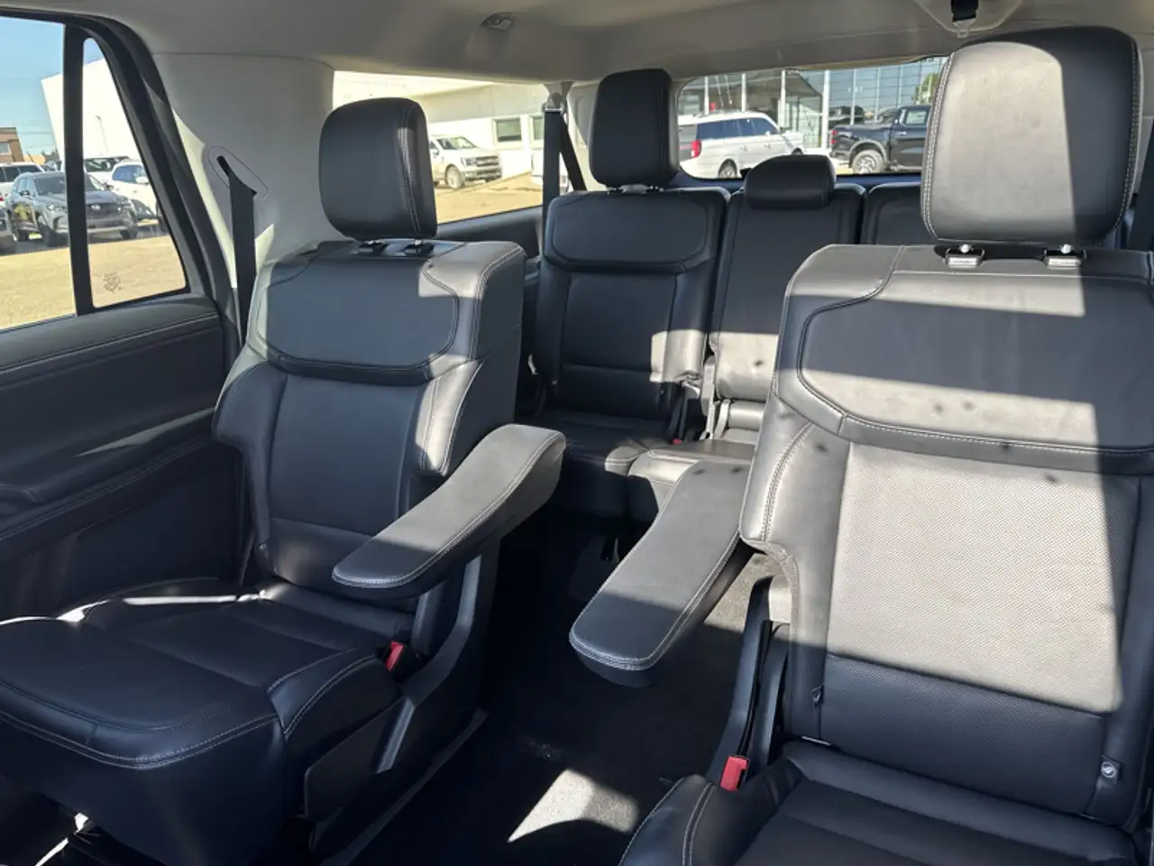 Ford Expedition - Image 26