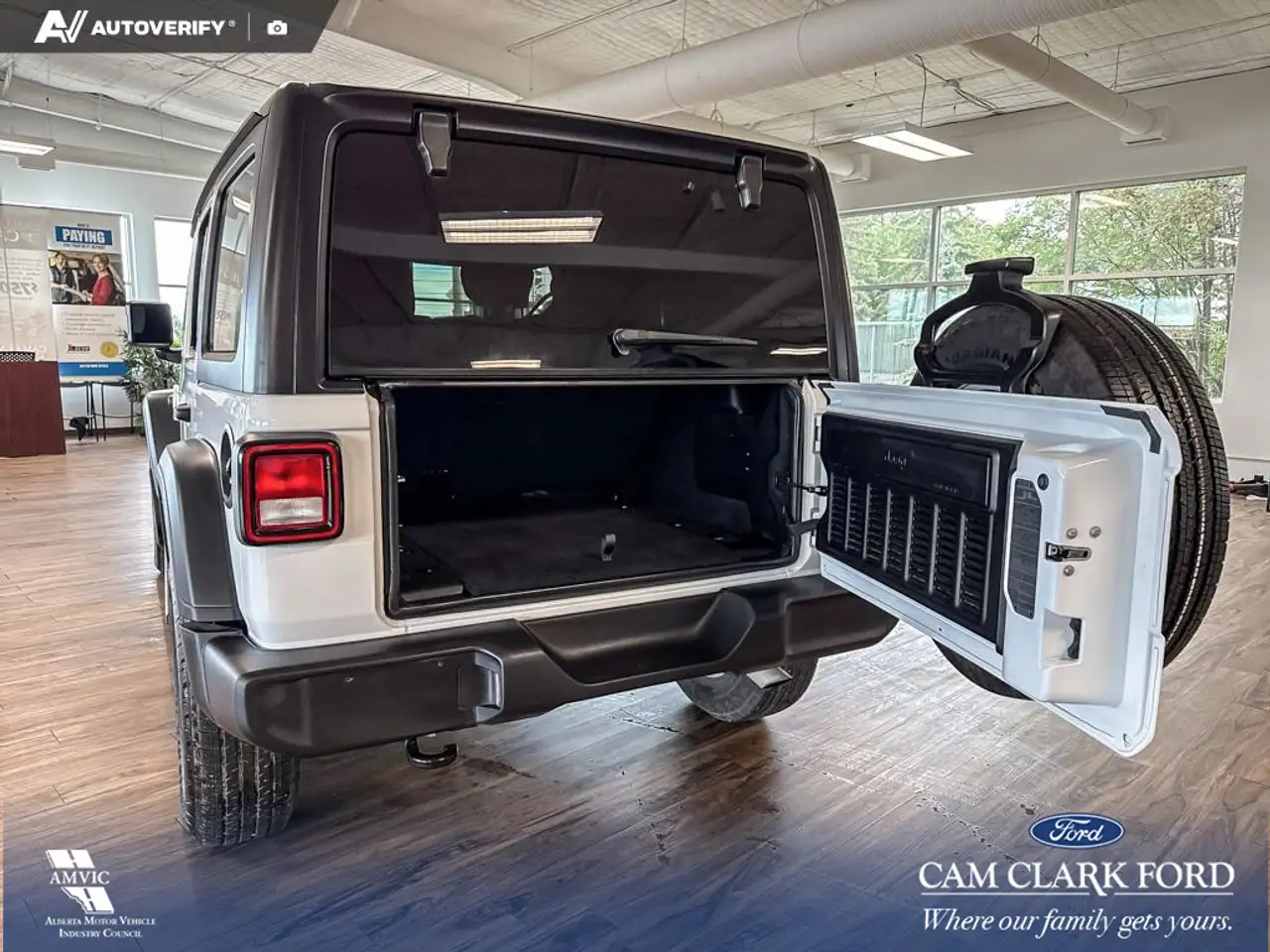 Jeep Wrangler - Image 12