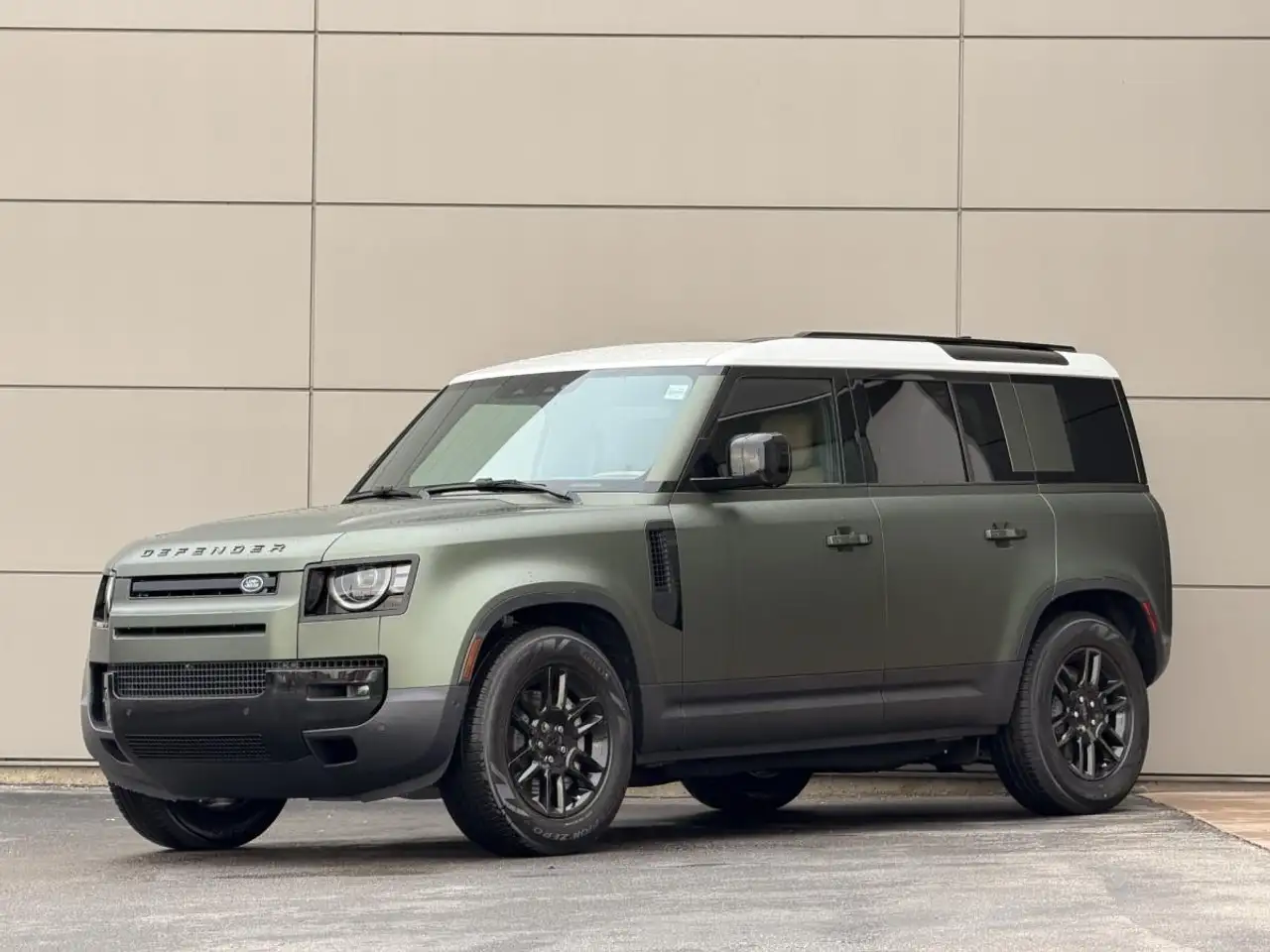 Land Rover Defender - Image 1