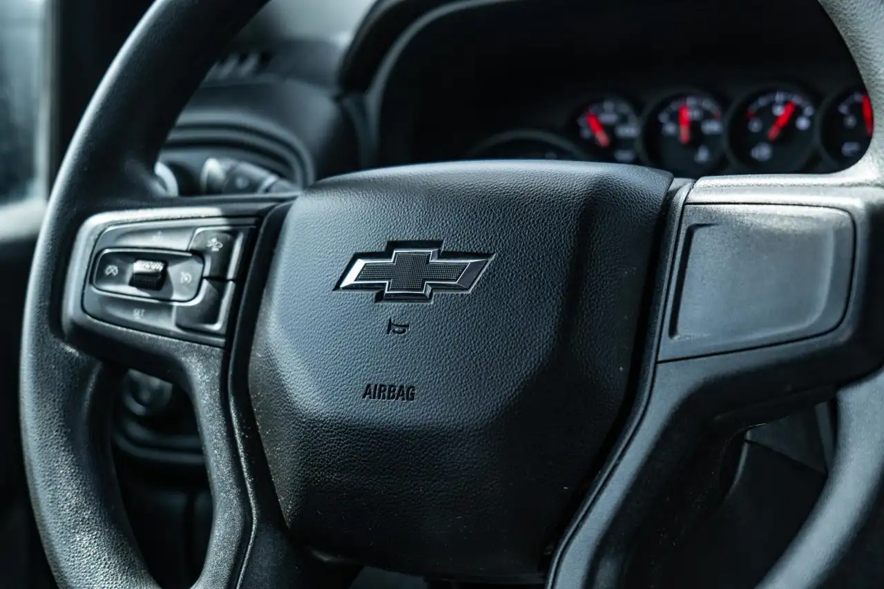 Chevrolet Silverado 1500 - Image 20
