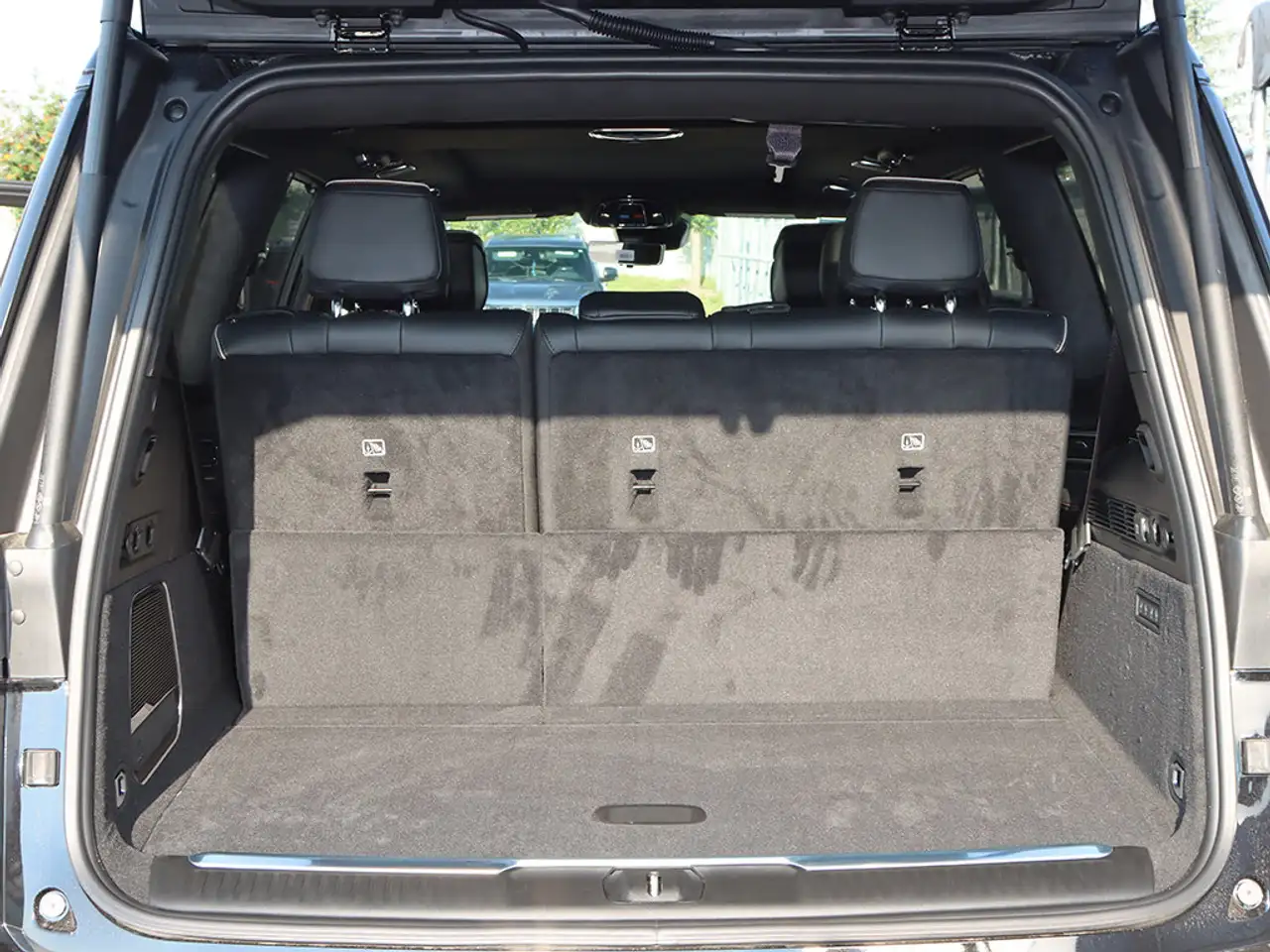 Jeep Grand Wagoneer - Image 24