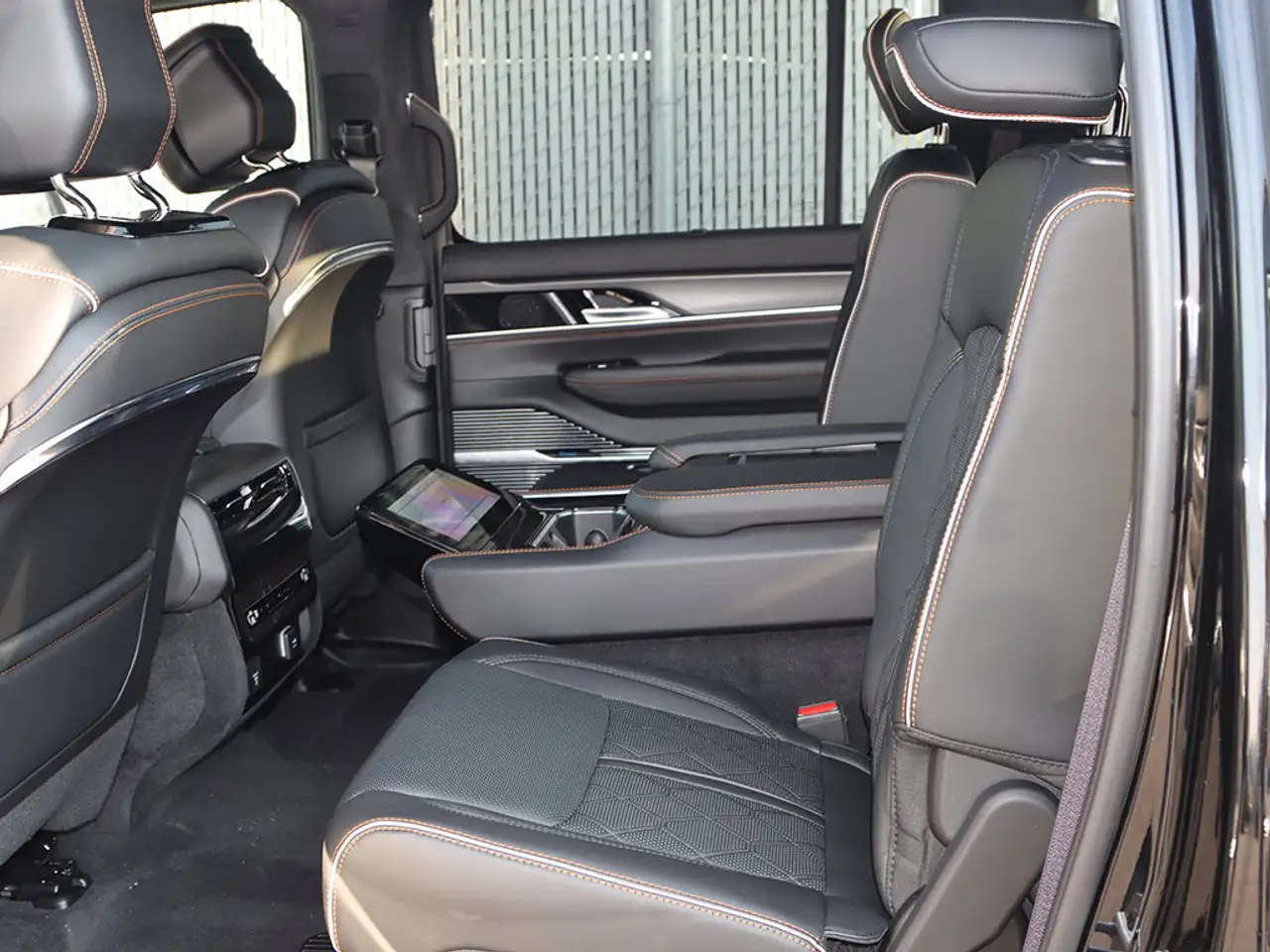 Jeep Grand Wagoneer - Image 21