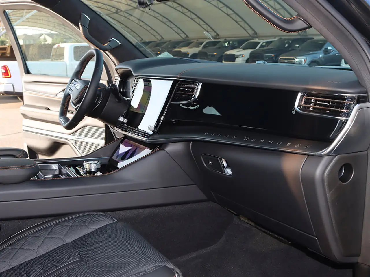 Jeep Grand Wagoneer - Image 19
