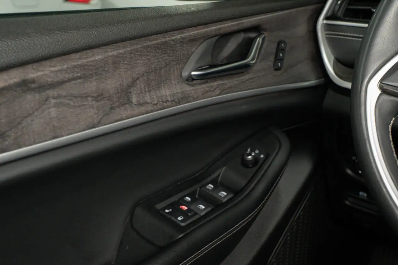 Jeep Grand Cherokee - Image 21