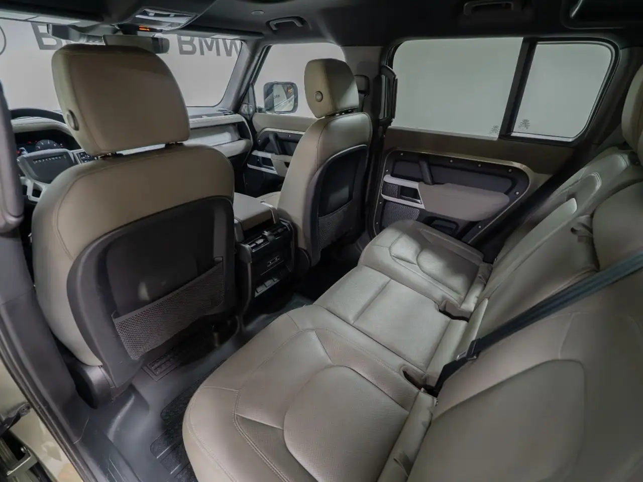 Land Rover Defender - Image 30