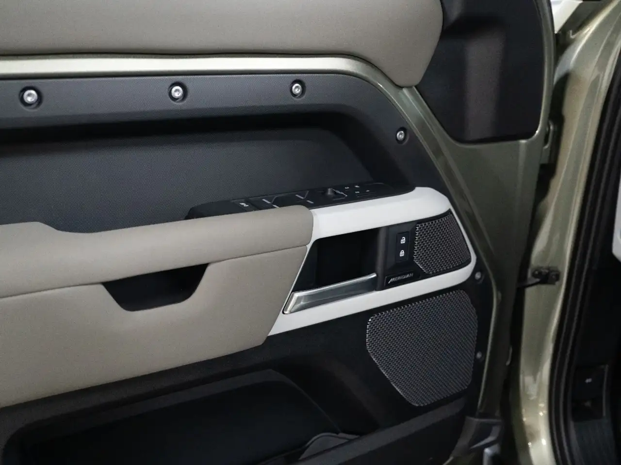 Land Rover Defender - Image 14