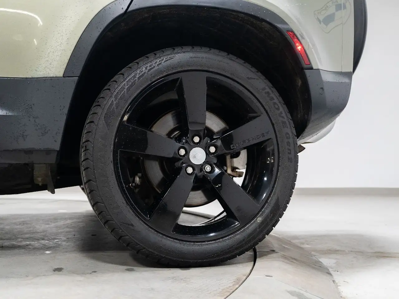 Land Rover Defender - Image 34