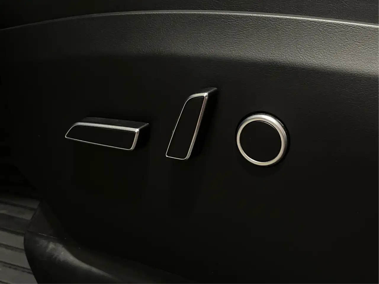Tesla Model X - Image 19