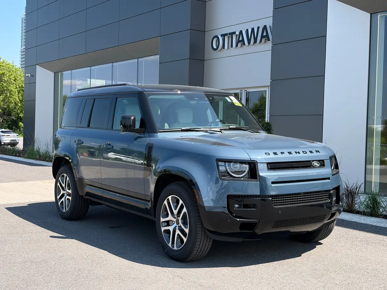 Land Rover Defender - Image 8