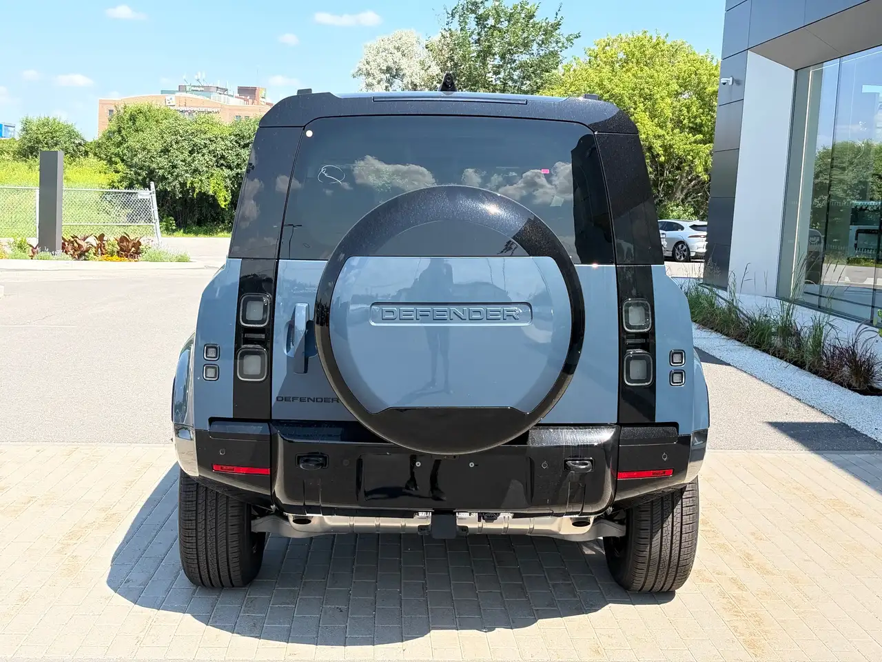 Land Rover Defender - Image 5