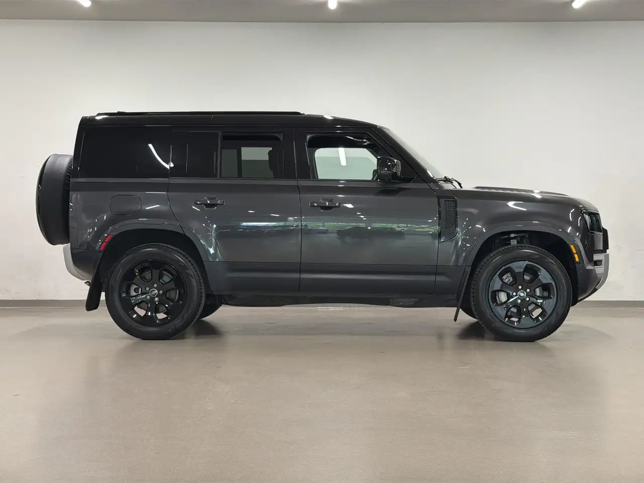 Land Rover Defender - Image 14