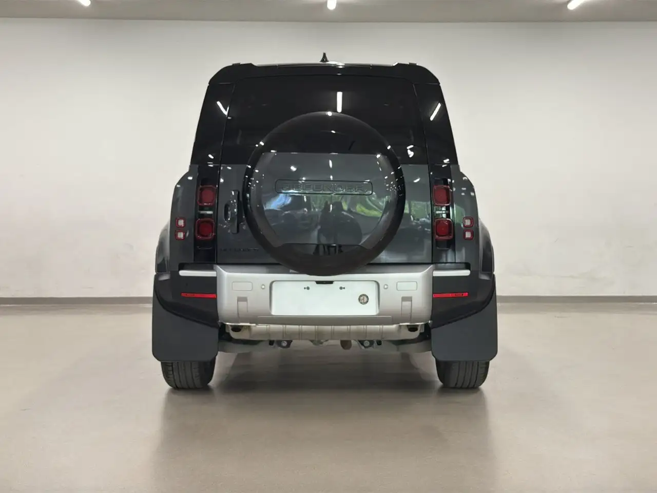 Land Rover Defender - Image 9