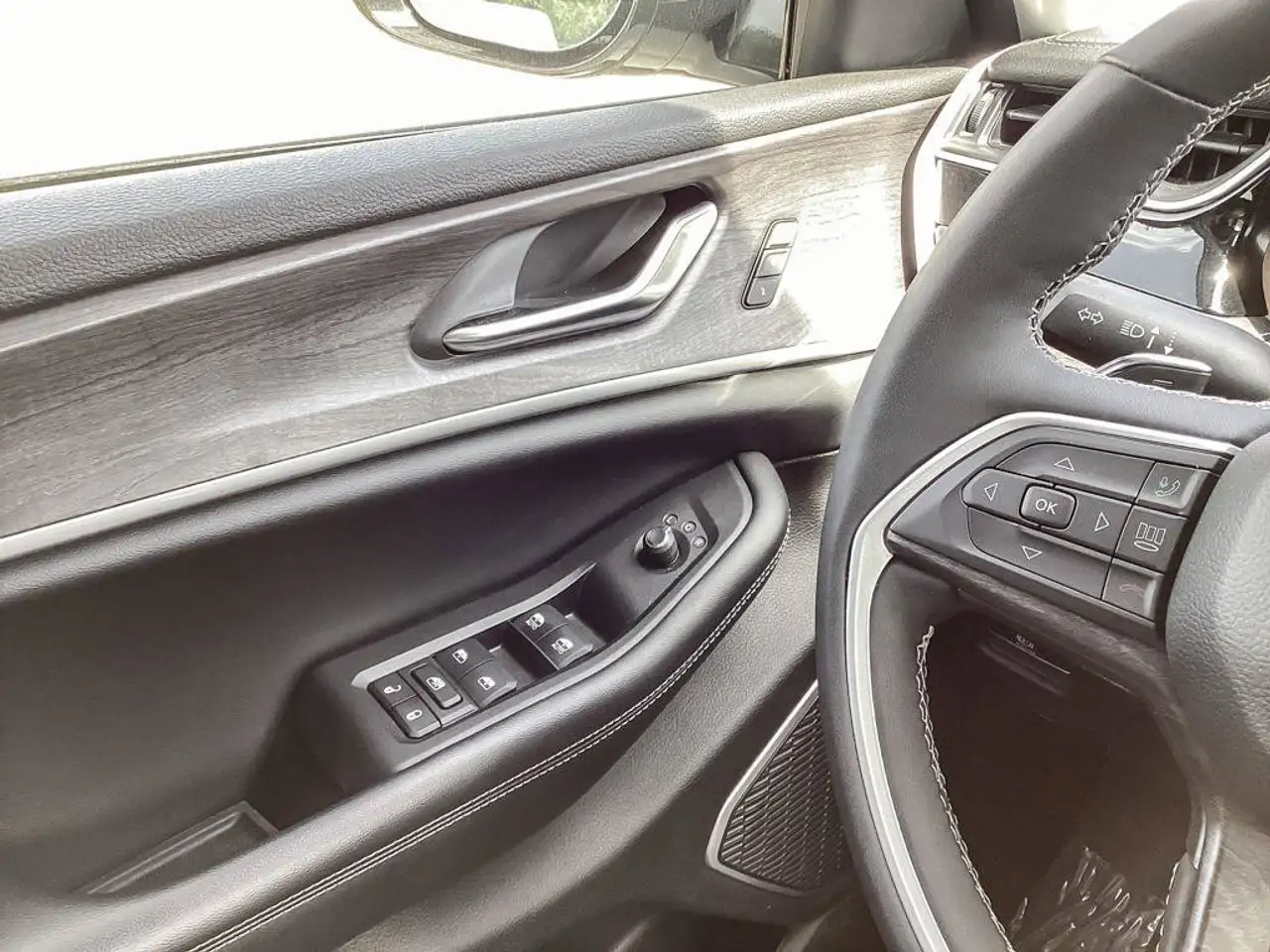 Jeep Grand Cherokee - Image 19