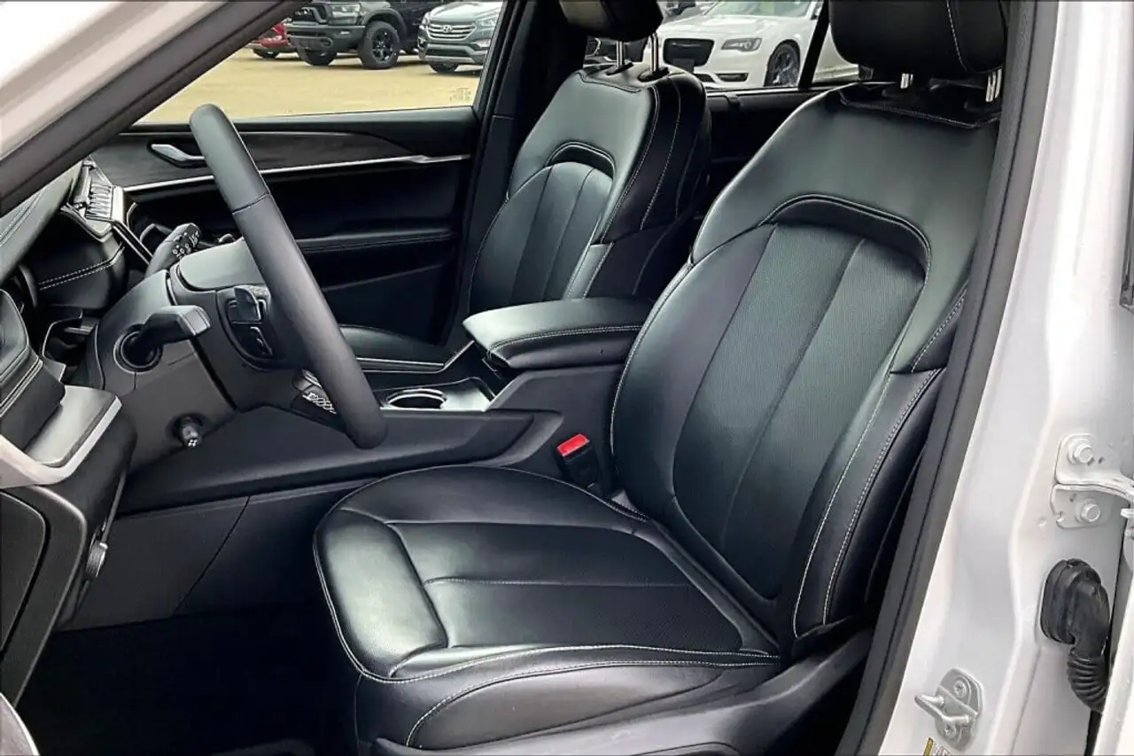 Jeep Grand Cherokee - Image 25