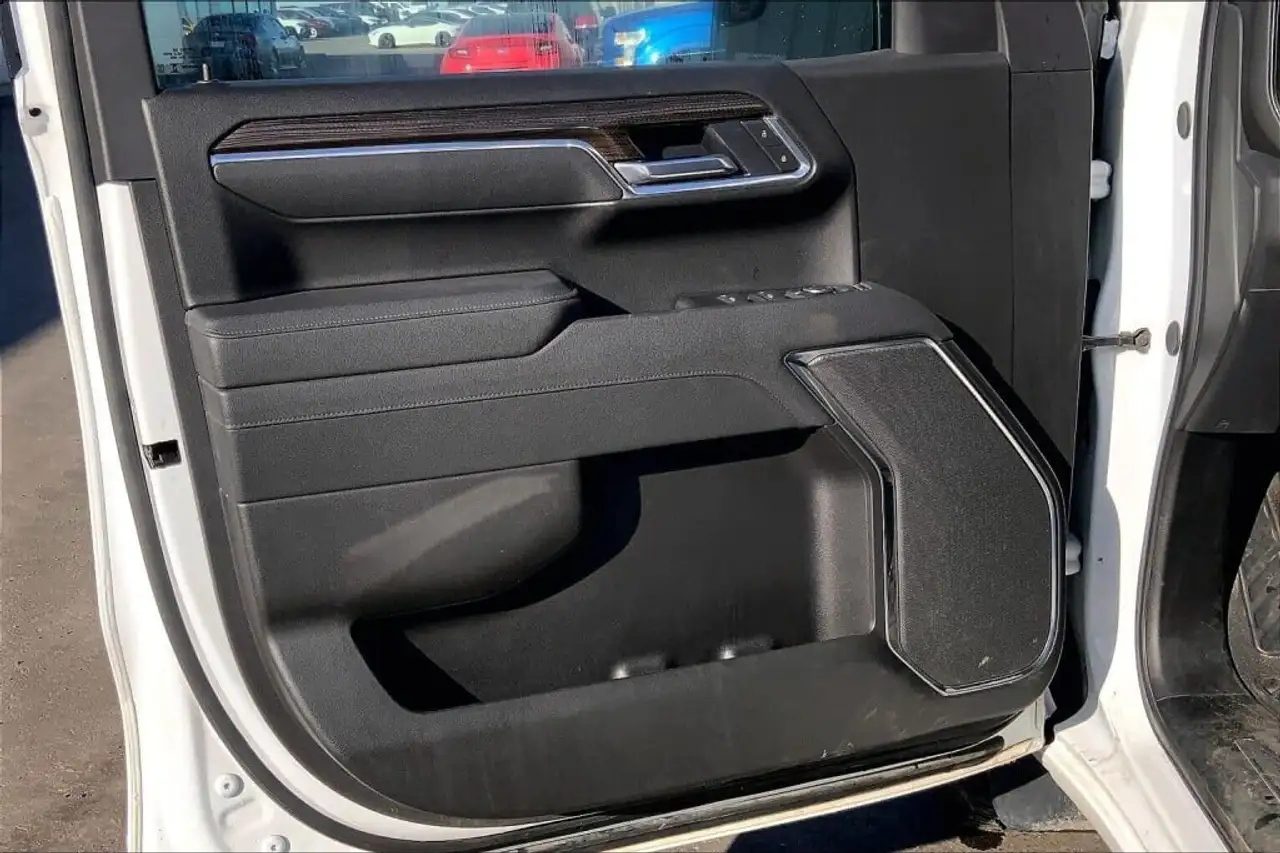 Chevrolet Silverado 1500 - Image 20